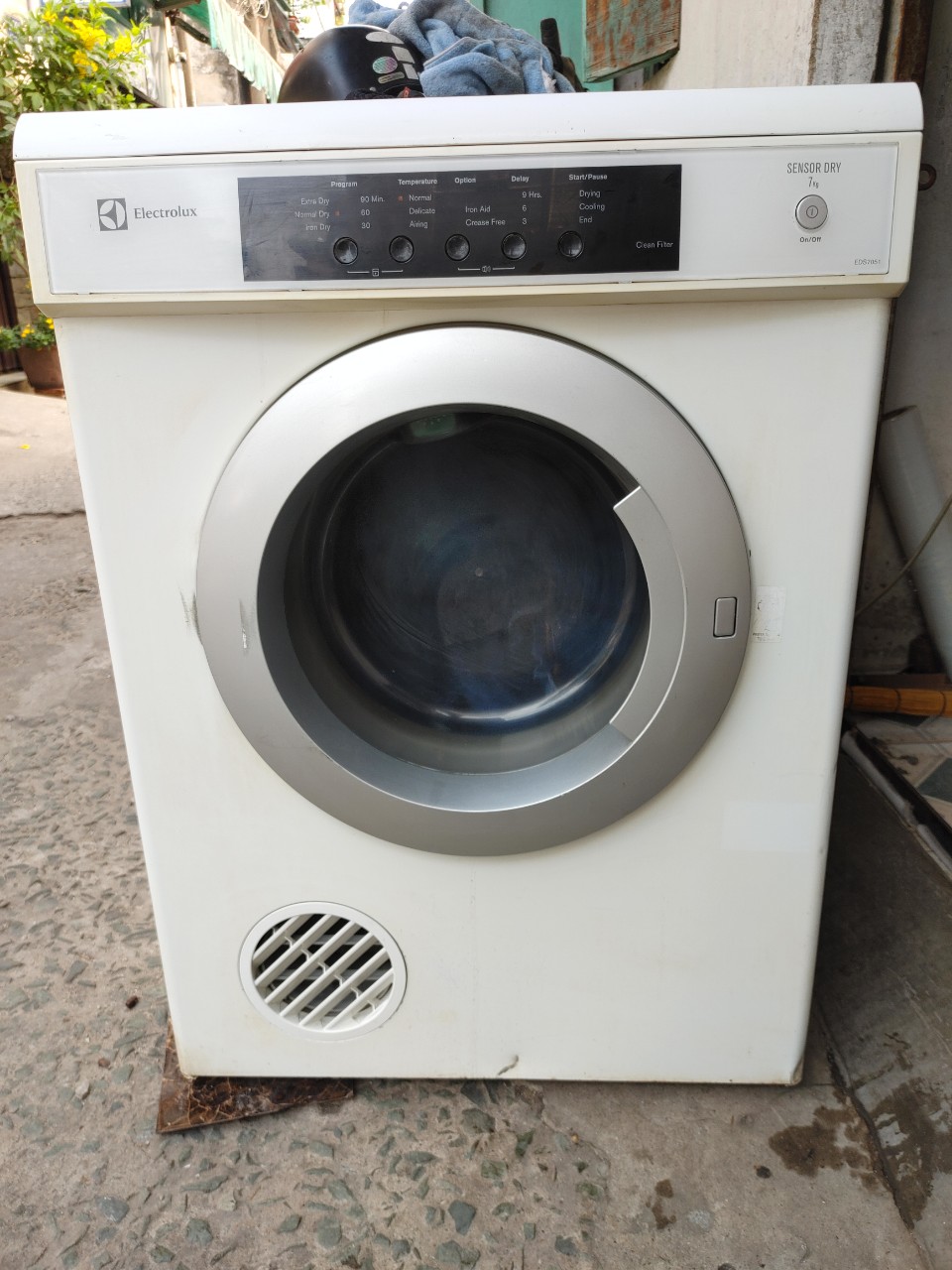 Kỹ thuật viên sửa máy sấy