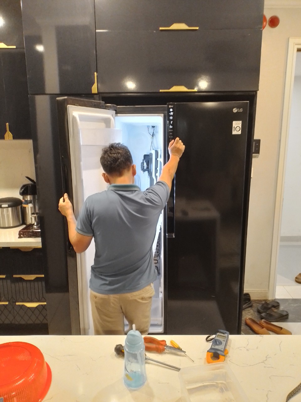 Kỹ thuật viên sửa tủ lạnh